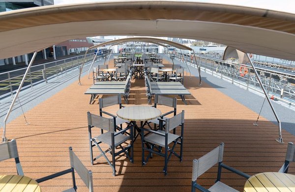 Das Sonnendeck lädt zum Entspannen ein