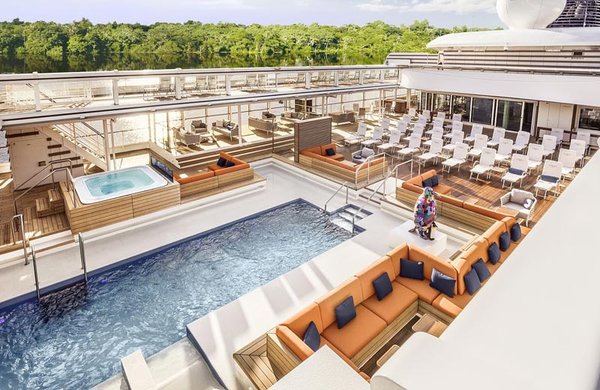 Der Pool lädt zum Entspannen und Verweilen ein