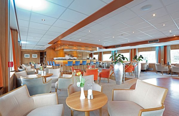 Lassen Sie sich von Pianoklängen in der Panoramalounge verzaubern