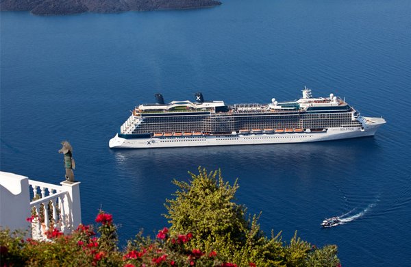 Celebrity Solstice vor Santorin