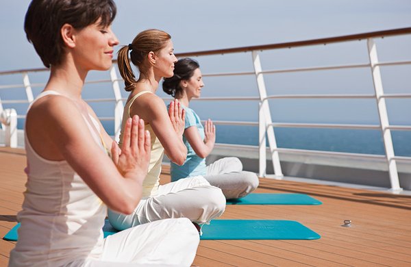 Entspannt an Deck mit Yoga