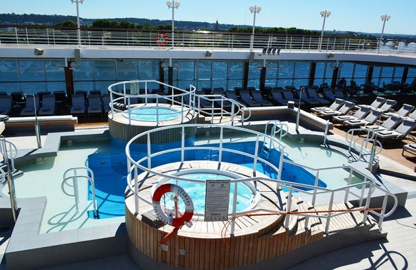 Ein wenig Wellness ermöglicht Ihnen das Whirpool auf dem Deck