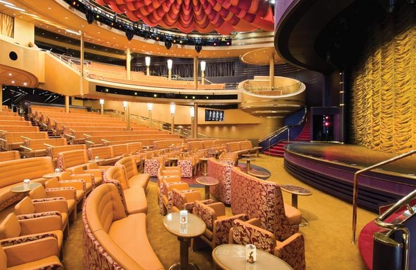 Im eleganten Theater verzaubern talentierte Showstars bis zu 860 Zuschauer