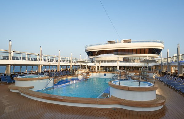 Das Pooldeck lädt zum Entspannen und Erholen ein