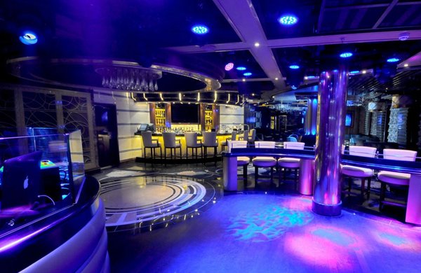 Bis spät in die Nacht feiern - im Nightclub