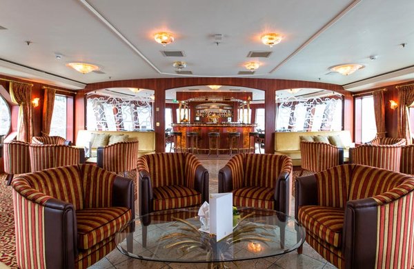 Die Panoramalounge ist mit einer integrierten Bar versehen