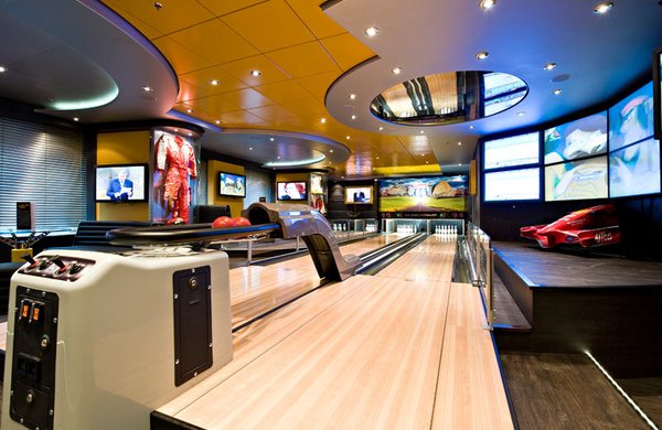 Spielen Sie eine Partie Bowling auf der schiffseigenen Bowlingbahn