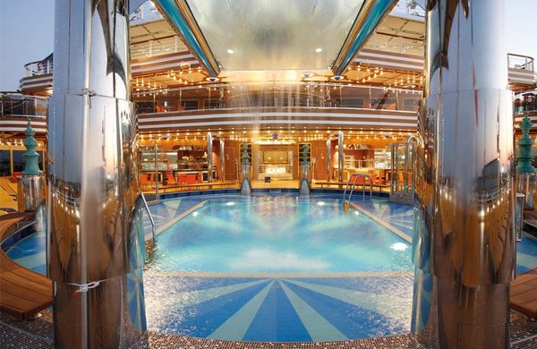 Eine Erfrischung ermöglicht das Pool Deck