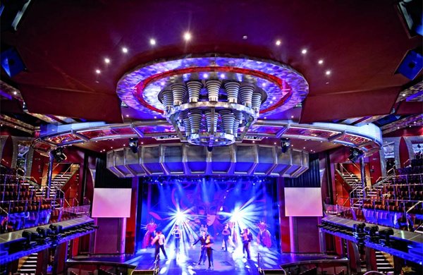Im Theater erwartet die Gäste ein Bühnenprogramm nach Broadway-Art