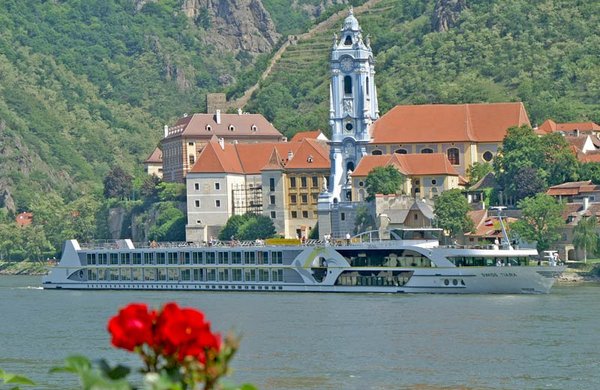 VIVA Tiara vor dem Stift Dürnstein in der Wachau