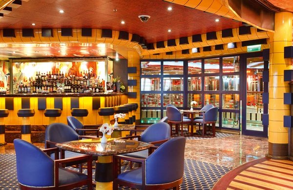 In der Piano Bar erwarten Sie echte Komponisten und Musik in verschiedenen Richtungen