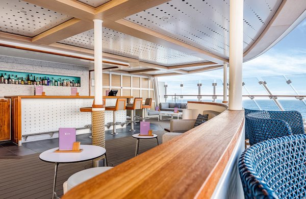 Die Außenbar der Neuen Mein Schiff 2
