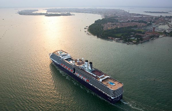 Fahren Sie mit der Nieuw Amsterdam in den Sonnenuntergang