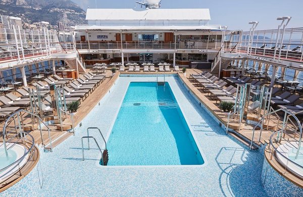 Erfrischen Sie sich im Pool oder entspannen Sie auf einer bequemen Liege beim Sonnendeck