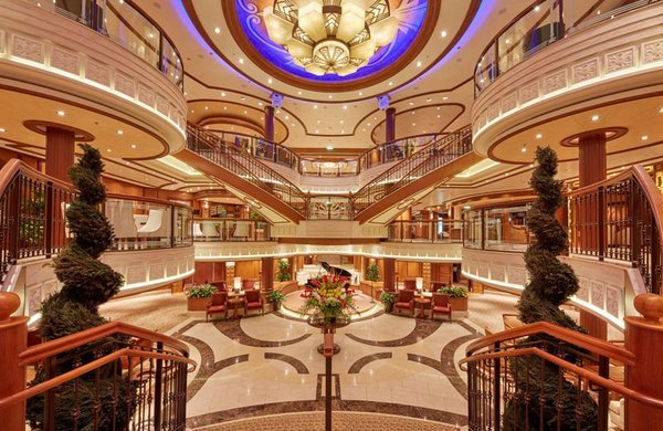 Die Grand Lobby stellt den luxuriösen Anspruch an Bord perfekt dar