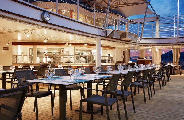 Direkt am Pool liegt das BBQ-Restaurant The Grill