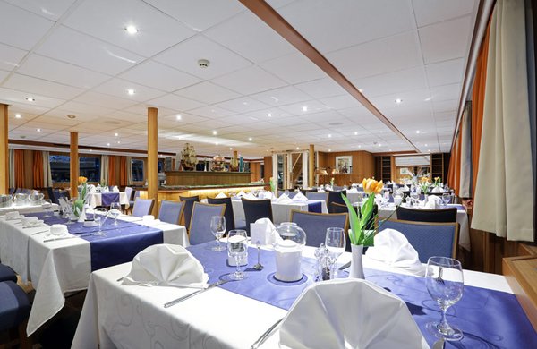 Genießen Sie köstliche Speisen abends im Haupt-Restaurant