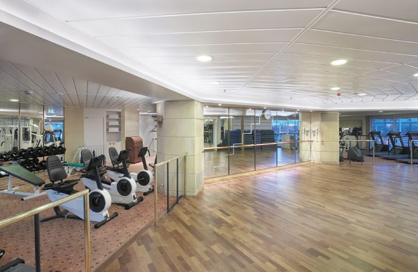 Powern Sie sich im Fitnessstudio auf den zahlreichen Geräten aus