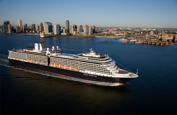 Das Schiff mit einer Skyline im Hintergrund