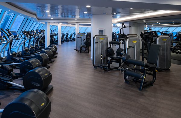 Das Fitnessstudio bietet eine Vielzahl von Geräten