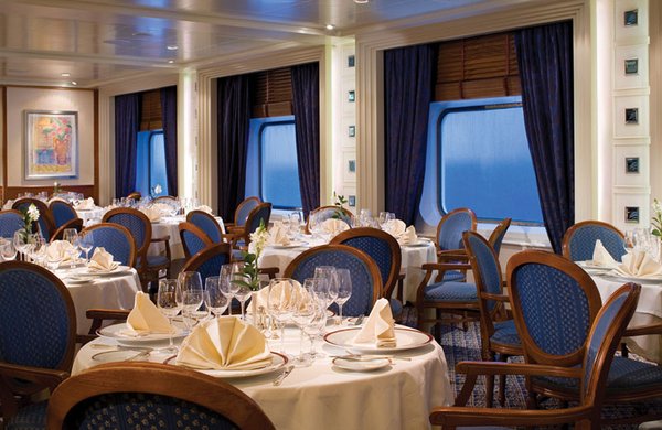 Das Hauptrestaurant bietet Ihnen exquisite Küche und hervorragenden Service