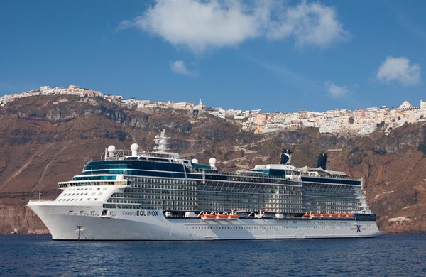 Celebrity Equinox vor Santorin