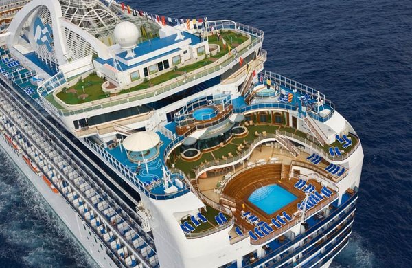 Der Poolbereich am Heck entfaltet sich über mehrere Decks