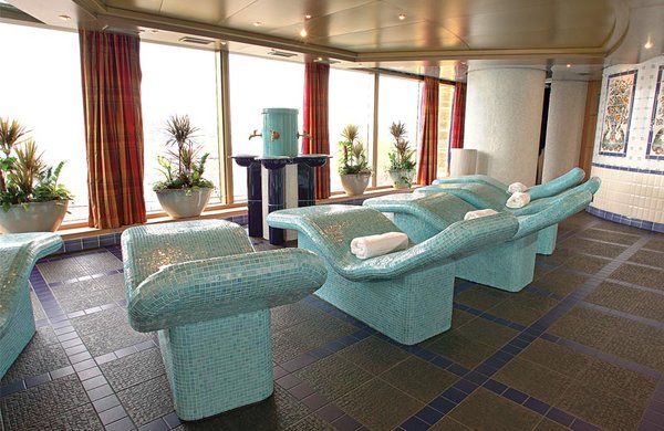 Entspannung pur versprechen der große Spa Bereich mit Blick aufs Meer