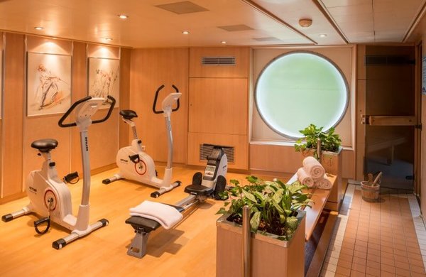 Der Fitnesscenter mit modernen Geräten