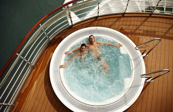 Der Whirpool auf dem Deck lädt zu genussvollen Momenten ein