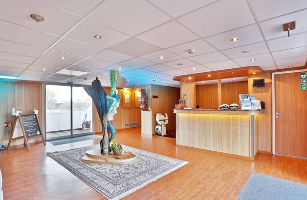 Das Foyer und die daran angrenzende Rezeption des Schiffes