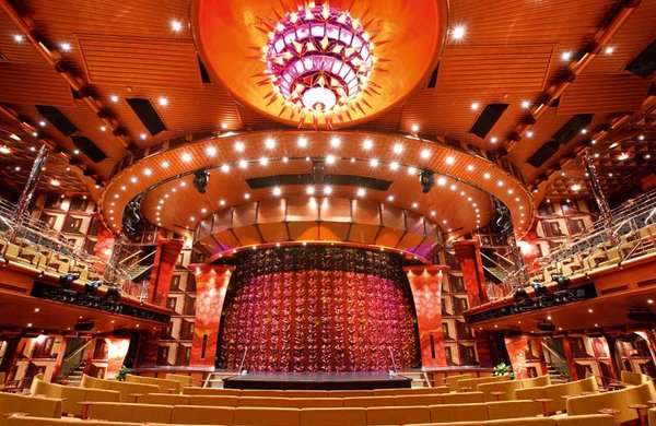 Das riesige Theater geht über drei Decks und zeigt exklusive Shows und Musicals