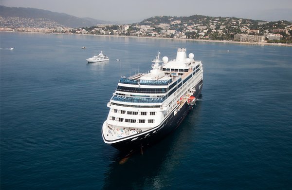 Es verfügt über alle modernen Annehmlichkeiten eines Luxus Kreuzfahrtschiffes