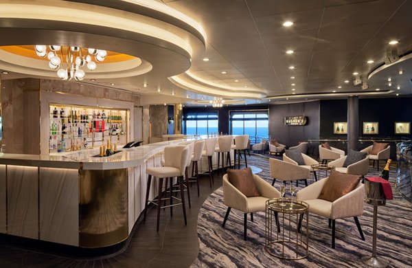 Genießen Sie einen Drink in der Champagne Bar