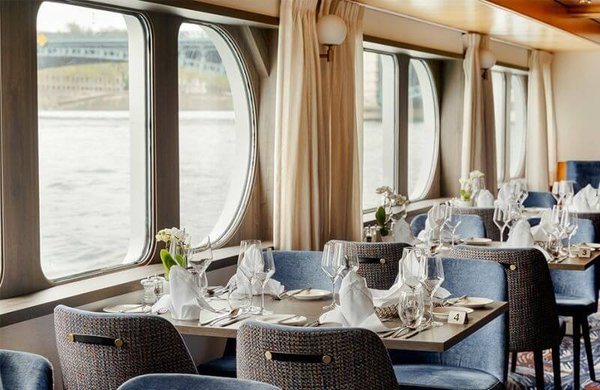 Hauptrestaurant RIVERSIDE mit flexiblen Essenszeiten