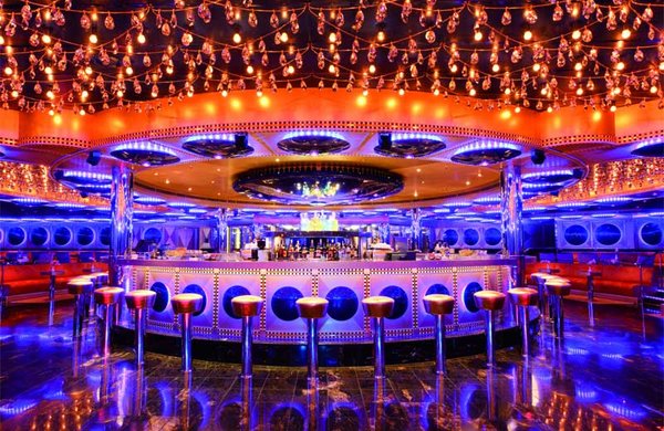 Live Musik und faszinierende Auftritte finden Sie in der Salone Moliere Lounge