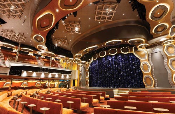 Über drei Decks gehende Emerald-Theater hat verschiedene Shows für Sie vorbereitet