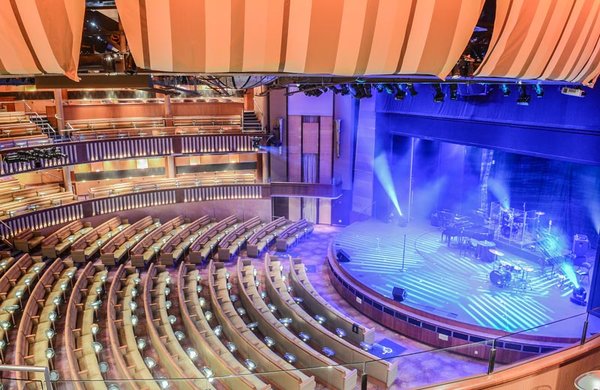 Taeglich wechselnde Show-Highlights erwarten Sie im grossen Theater
