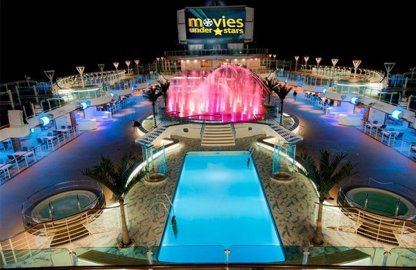 Abends wird die Poollandschaft mit Fontänen und großer Kinoleinwand zum Freiluftkino