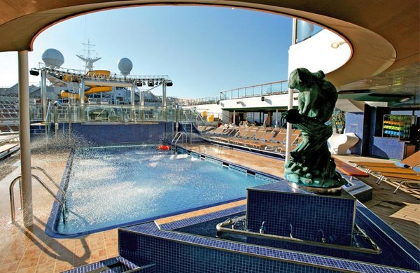 Die Liegestühle an Deck bieten den perfekten Platz um die Seele baumeln zu lassen