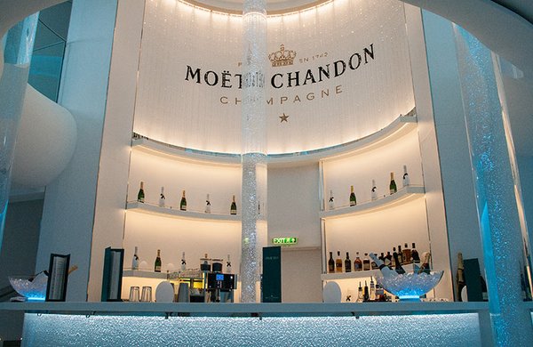 Für Champagnerfreunde ein Genuss: Die Spray Bar