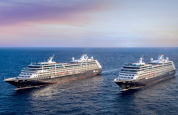 Azamara Pursuit mit einem ihrer Schwesterschiffe