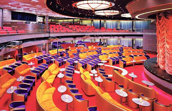 Am Abend sorgen exklusive Shows im Theater für spektakuläre Unterhaltung