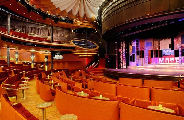 Am Abend sorgt die Show Lounge für viel Vergnügen