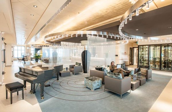 Piano Bar im Atrium des Schiffes