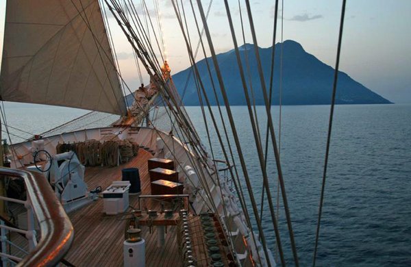 Der fesselnde Ausblick vom Schiff auf das weite Meer