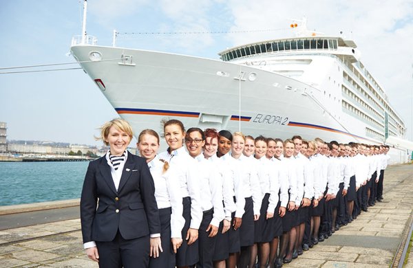 Die Crewmitglieder der Europa 2 schreiben Service groß!