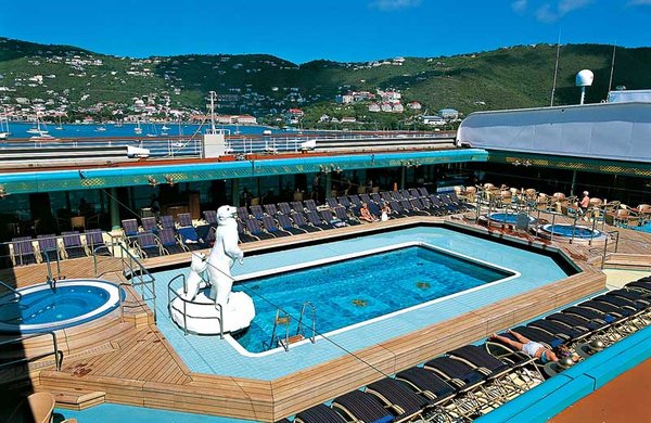 Auf dem Deck haben Sie viel Platz, um die Sonne zu genießen