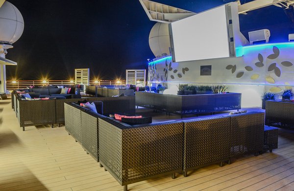 Entspannte Abendunterhaltung auf der Rooftop-Terasse