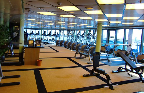 Auch ein Fitnessraum mit vielen Geräten findet auf dem Schiff Platz